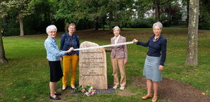 Kulturdezernentin Dr. Ina Hartwig (rechts), Antje Arold-Hahn (2. v.r.)