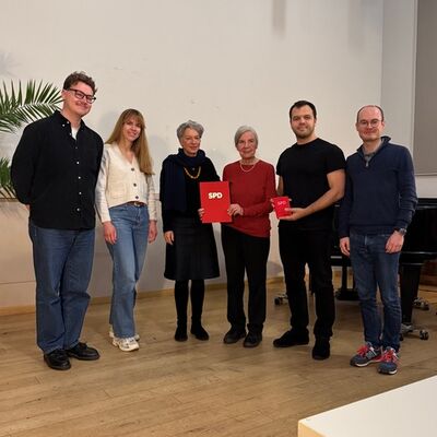 Ehrung von Antje Arnold-Hahn durch Dr. Ina Hartwig. Fritz Kaspar und drei neue Mitglieder in unserem Ortsverein