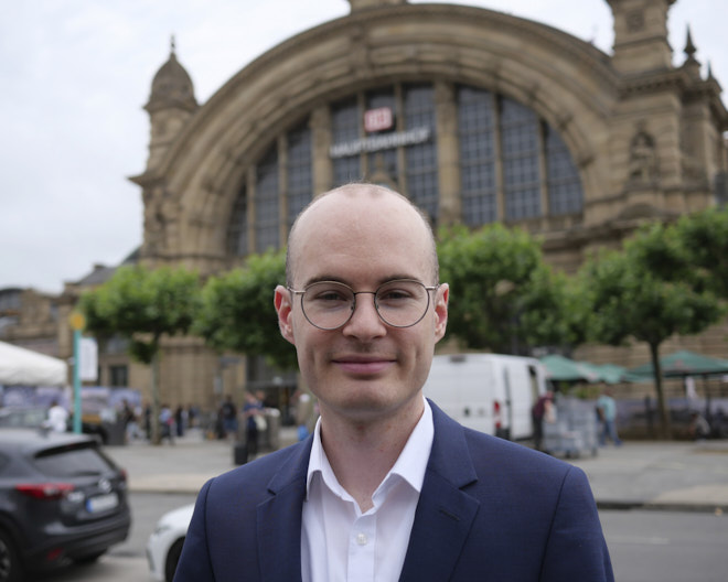 Fritz Kaspar vor dem Frankfurter Hauptbahnhof